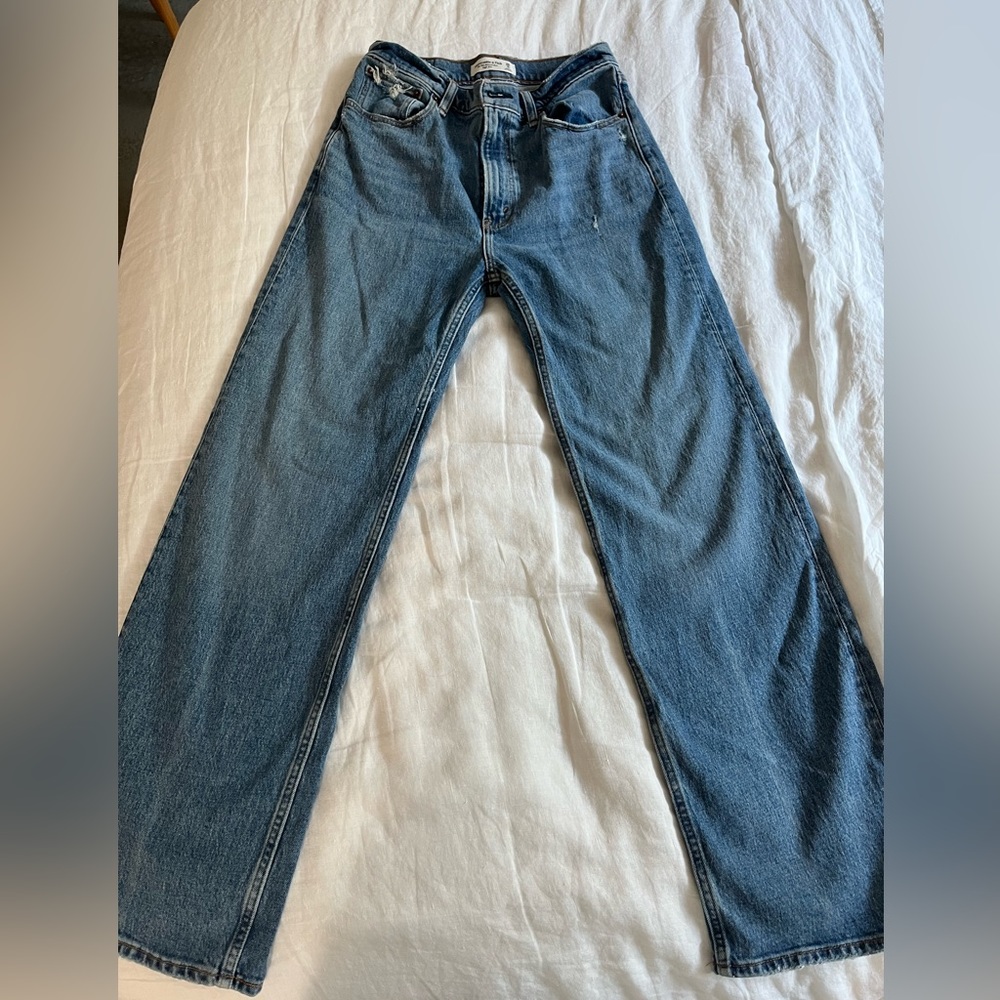 Abercrombie “ the ‘90s relaxed jean “ high rise jean Size 6r